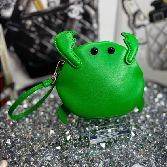 kate spade Handbags - Kate Spade Shelly Crab Wristlet in green smooth leather NWOT